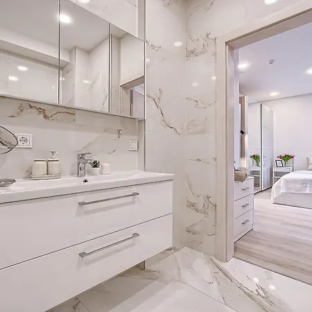 Business-class 1 X Free Parking X Self Check In 24x7